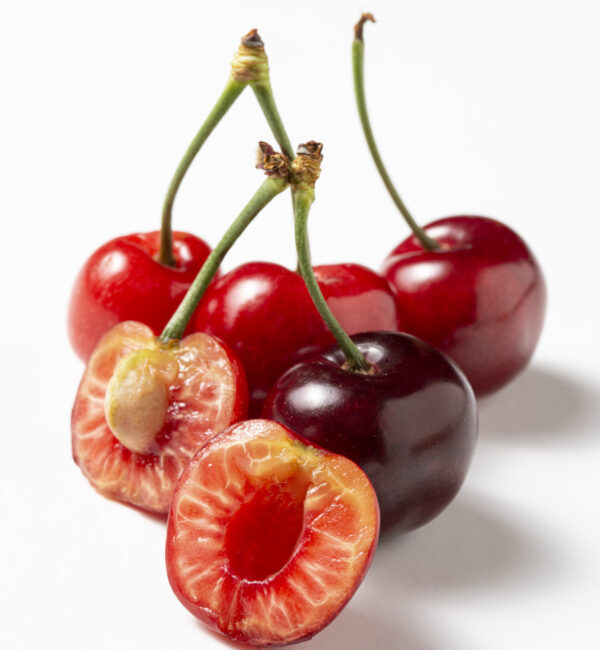 vkusnye-visni-pod-vysokim-uglom-na-belom-fone